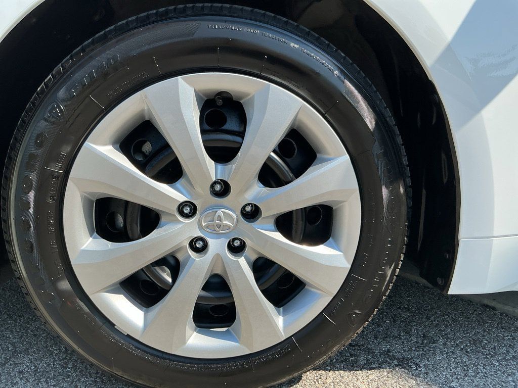 Used 2026 Toyota Corolla LE FWD image 5