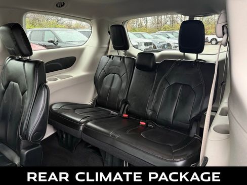 Used 2024 Chrysler Pacifica Touring-L image 11