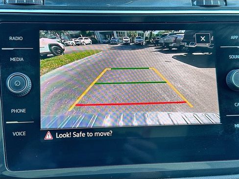 Used 2022 Volkswagen Tiguan SE w/ Panoramic Sunroof Package image 14