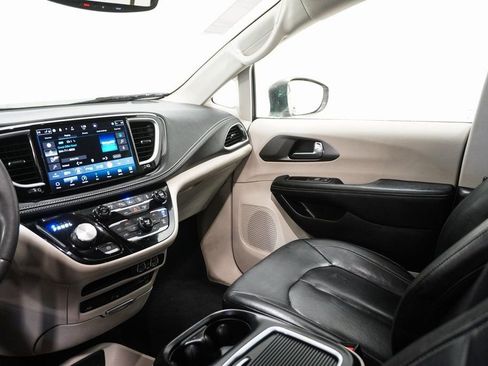 Used 2022 Chrysler Pacifica Touring-L w/ Uconnect Theater Family Group image 18