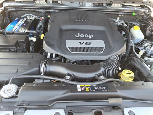 Used 2018 Jeep Wrangler Unlimited Sahara w/ Connectivity Group image 25