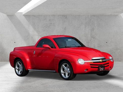 Used 2004 Chevrolet SSR RWD image 1