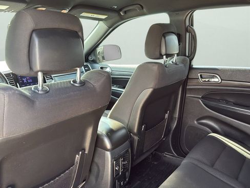 Used 2019 Jeep Grand Cherokee Laredo AWD/4WD image 28