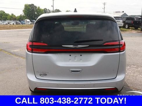 Used 2024 Chrysler Pacifica Touring-L FWD image 6