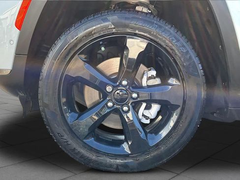 Used 2023 Jeep Grand Cherokee L Limited w/ Luxury Tech Group II RWD image 12