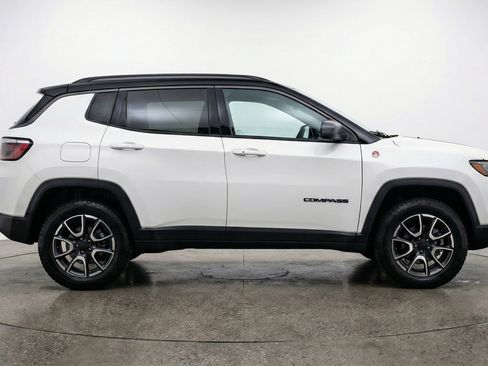 Used 2025 Jeep Compass Trailhawk AWD/4WD image 11