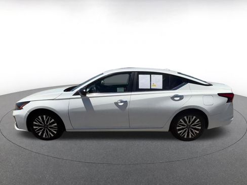 Used 2025 Nissan Altima 2.5 SV FWD image 9