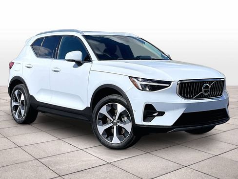 Used 2025 Volvo XC40 B5 Plus image 2