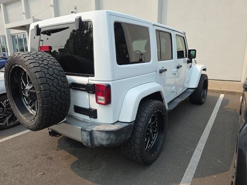 Used 2017 Jeep Wrangler Unlimited Sahara w/ Connectivity Group AWD/4WD image 4