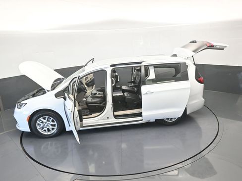 Used 2023 Chrysler Pacifica Touring-L image 67