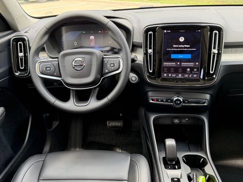 New 2026 Volvo XC40 B4 Core w/ Climate Package FWD image 12