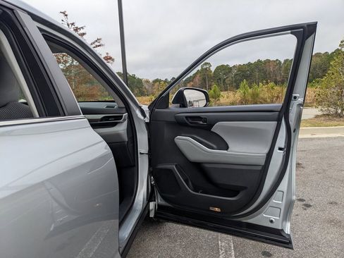 Used 2023 Toyota Highlander L image 54