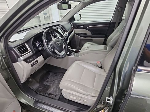 Used 2016 Toyota Highlander Limited FWD image 11