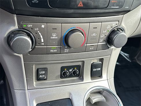 Used 2011 Toyota Highlander SE image 28