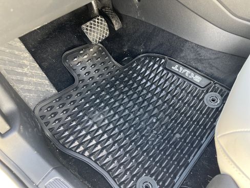 Certified 2025 Volkswagen Taos SE w/ Panoramic Sunroof Package image 15