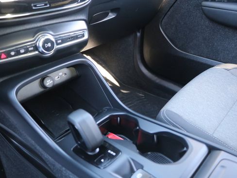 Used 2024 Volvo XC40 B5 Core image 24