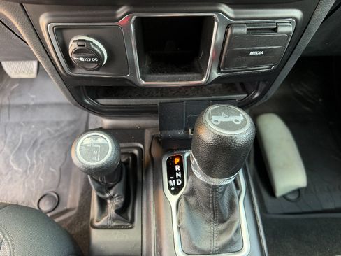 Used 2018 Jeep Wrangler Sport AWD/4WD image 26