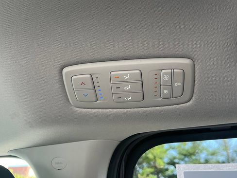 Used 2024 Kia Carnival LX FWD image 15