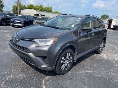 Used 2017 Toyota RAV4 LE AWD/4WD image 3