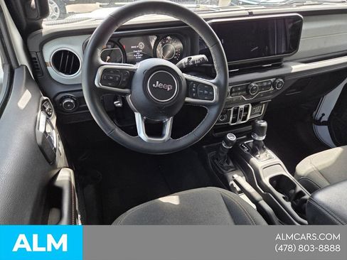 Used 2025 Jeep Wrangler Unlimited Sahara AWD/4WD image 7
