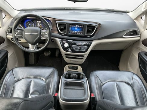 Used 2018 Chrysler Pacifica Touring-L image 10