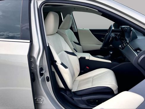 Used 2022 Lexus ES 350 Ultra Luxury w/ Accessory Package 2 FWD image 9