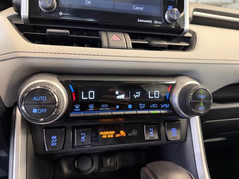 Used 2021 Toyota RAV4 XLE w/ Convenience Package AWD/4WD image 18