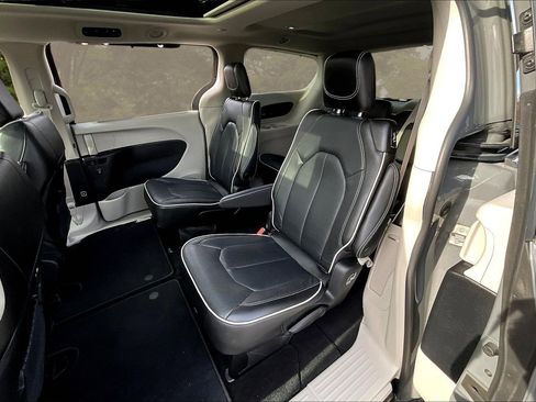 Used 2022 Chrysler Pacifica Limited image 23