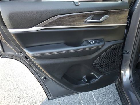 Used 2025 Jeep Grand Cherokee Limited w/ Luxury Tech Group II image 14