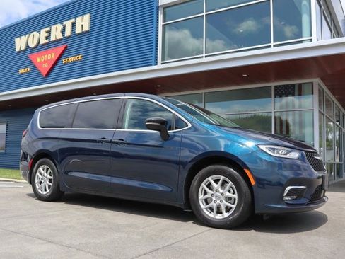 Used 2024 Chrysler Pacifica Touring-L FWD image 1