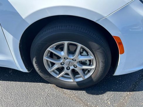 Used 2024 Chrysler Pacifica Touring-L FWD image 2