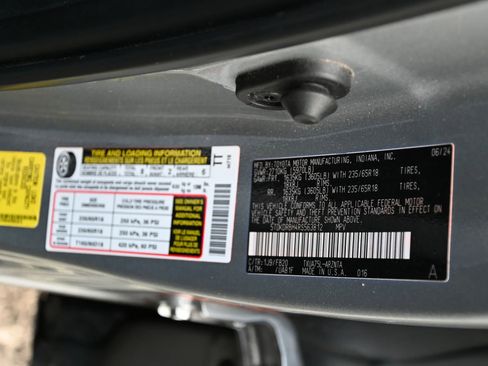 Used 2024 Toyota Highlander LE image 23