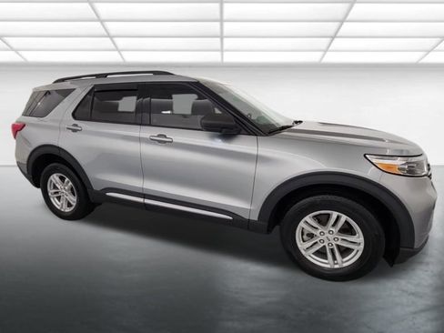 Used 2023 Ford Explorer XLT AWD/4WD image 9