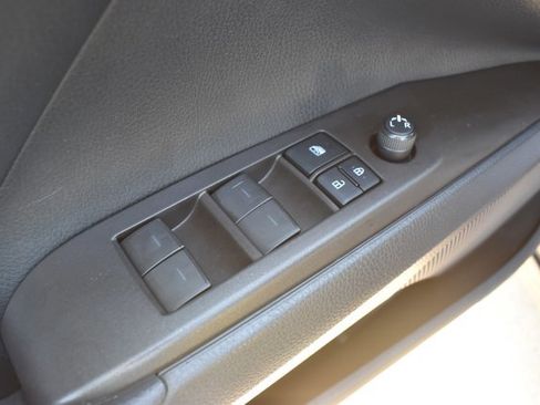 Used 2021 Toyota Camry SE image 12