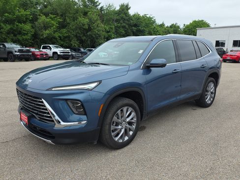 Used 2025 Buick Enclave Preferred FWD image 4