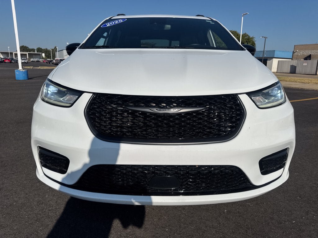 Used 2025 Chrysler Pacifica Limited FWD image 10