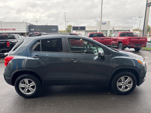Used 2022 Chevrolet Trax LT w/ LT Convenience Package image 5