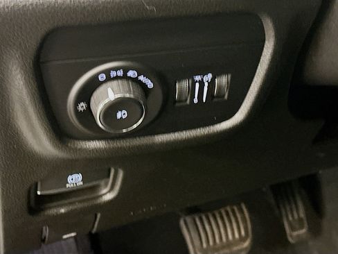 Used 2023 Jeep Grand Cherokee Limited w/ Black Appearance Package image 17