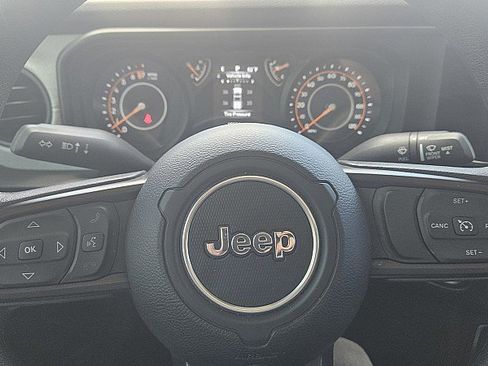 Used 2025 Jeep Gladiator Sport AWD/4WD image 15