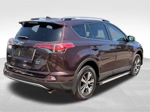 Used 2018 Toyota RAV4 XLE AWD/4WD image 2