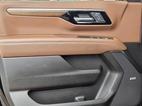 Used 2025 Chevrolet Suburban High Country AWD/4WD image 11