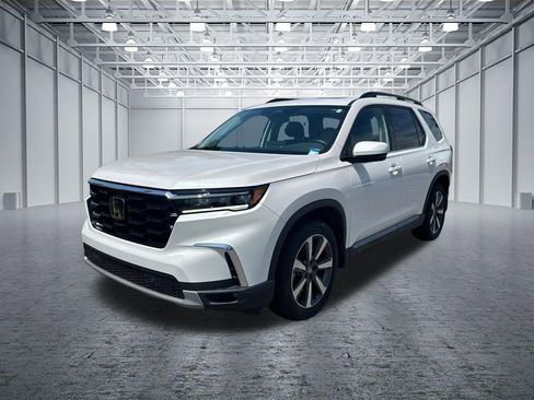 Used 2024 Honda Pilot Touring image 3