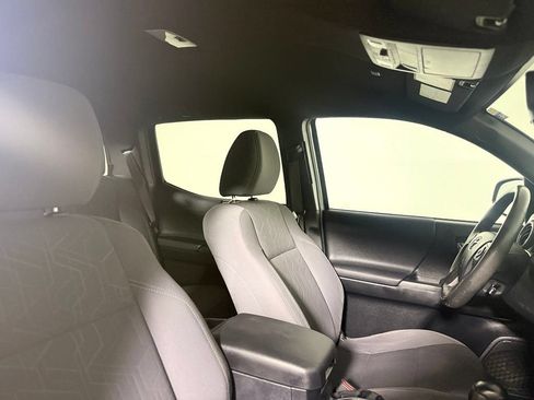 Used 2019 Toyota Tacoma TRD Sport w/ Technology Package AWD/4WD image 25