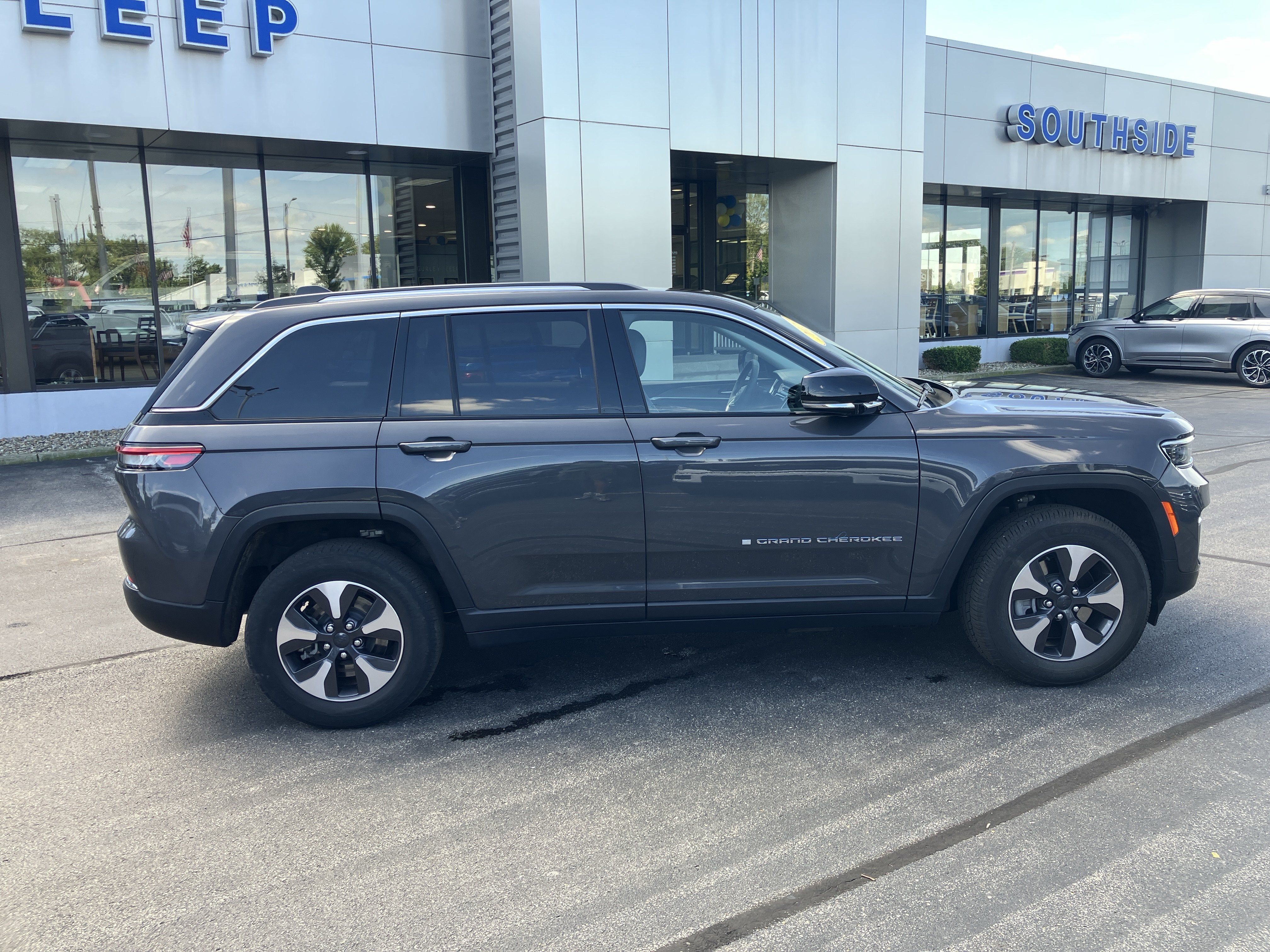 Used 2023 Jeep Grand Cherokee 4WD 4xe image 8