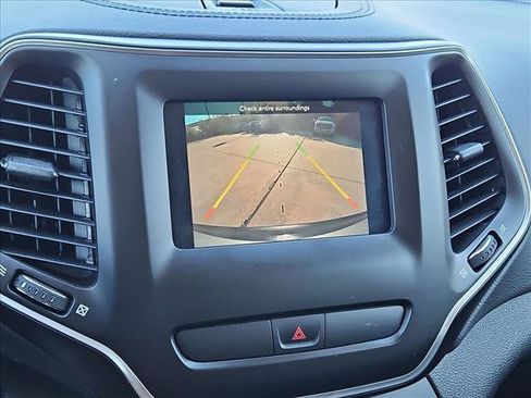 Used 2019 Jeep Cherokee Latitude w/ Popular Appearance Group FWD image 14