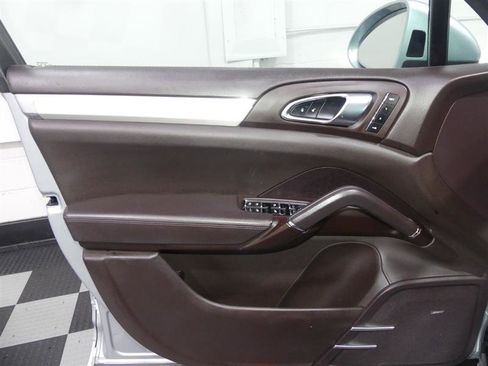 Used 2017 Porsche Cayenne GTS image 18