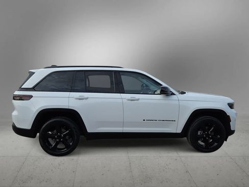 Used 2023 Jeep Grand Cherokee Limited w/ Black Appearance Package AWD/4WD image 9