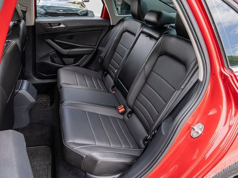 Used 2022 Volkswagen Jetta SE FWD image 16