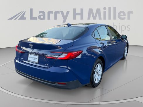 Used 2025 Toyota Camry LE FWD image 5