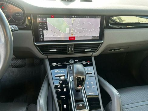 Used 2020 Porsche Cayenne w/ Premium Package image 29